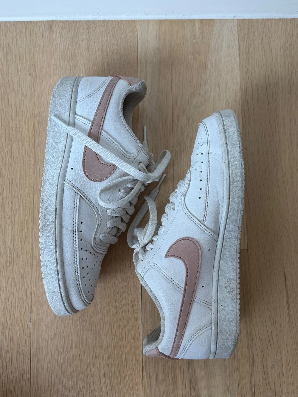 Nike Low-Top Sneakers White with Blush Swoosh
